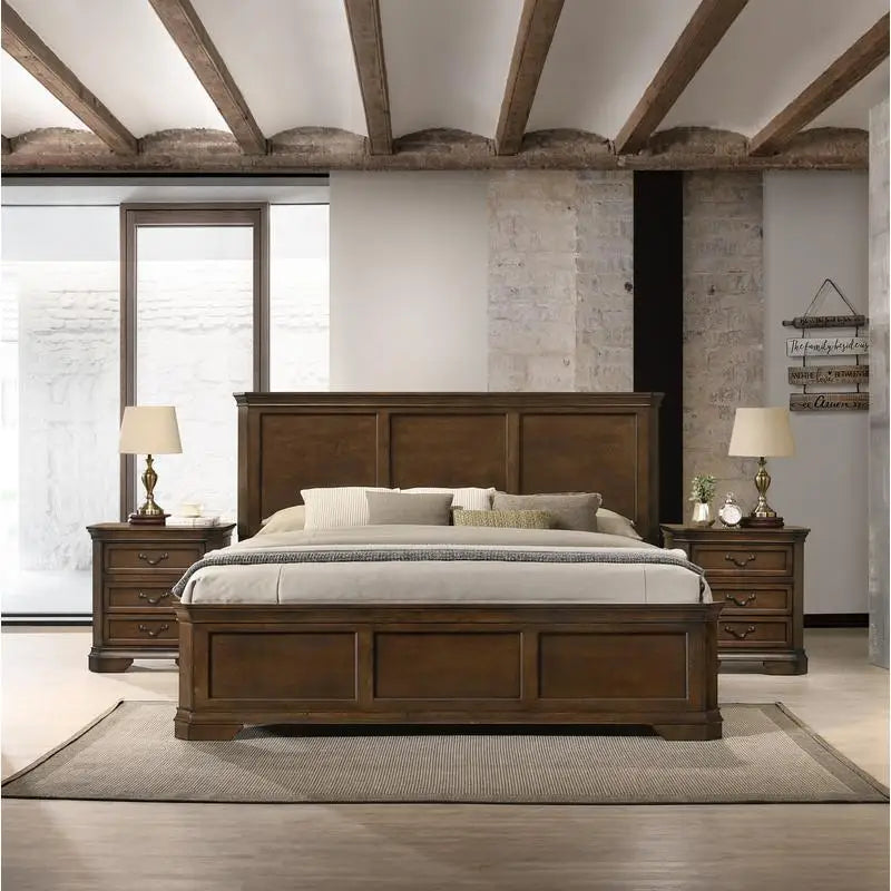 Traditional 3-Piece Wood Bedroom Set with Queen Panel Bed and 2 Nightstands